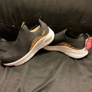 Brand  New Skechers Arch Fit  black with leopard